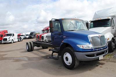 International DuraStar 4300 Single Axle Cab & Chassis Truck - MF, 220HP, Automatic
