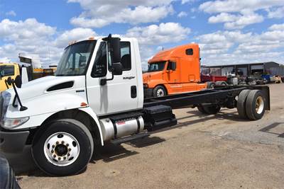 International DuraStar 4300 Single Axle Cab & Chassis Truck - 220HP, Automatic