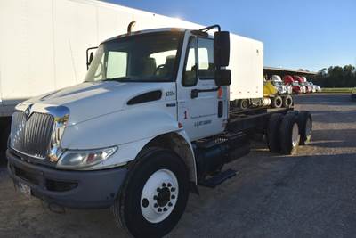 International DuraStar 4300 Tandem Axle Cab & Chassis Truck - 250HP, Automatic