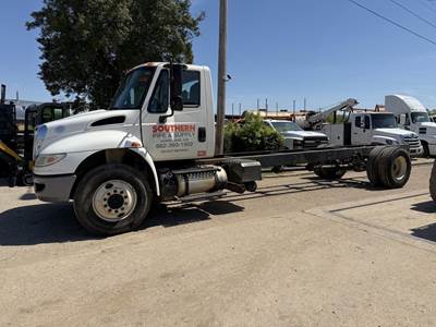International DuraStar 4300 Single Axle Cab & Chassis Truck - Cummins, 260HP, Automatic