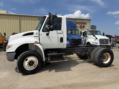 International DuraStar 4300 Single Axle Cab & Chassis Truck - 220HP, Automatic