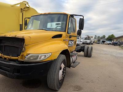 International DuraStar 4300 Single Axle Cab & Chassis Truck - 240HP, Automatic