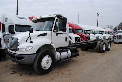 International DuraStar 4400 Tandem Axle Cab & Chassis Truck - MF-DT, 300HP, 10 Speed Manual