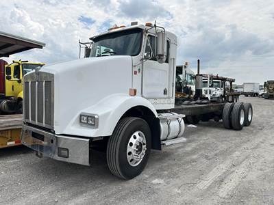 Kenworth T800 Tandem Axle Cab & Chassis Truck - Caterpillar, 395HP, 10 Speed Manual