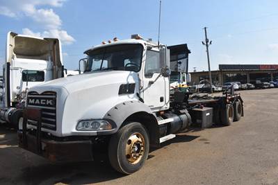 Mack Granite CTP713 Tandem Axle Cab & Chassis Truck - MP7, 395HP, 8Ll Manual