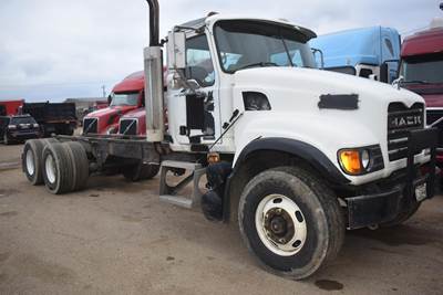 Mack Granite CV713 Tandem Axle Cab & Chassis Truck - 400HP, 8Ll Manual