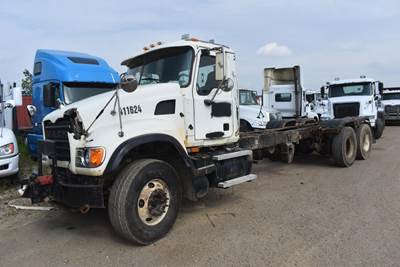 Mack Granite CV713 Tandem Axle Cab & Chassis Truck - 400HP, 8Ll Manual
