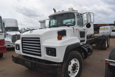 Mack RD688S Tandem Axle Cab & Chassis Truck - E7, 350HP, 9 Speed Manual