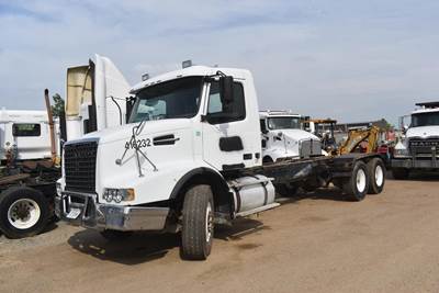 Volvo VHD64B200 Tandem Axle Cab & Chassis Truck - D12, 425HP, 8Ll Manual