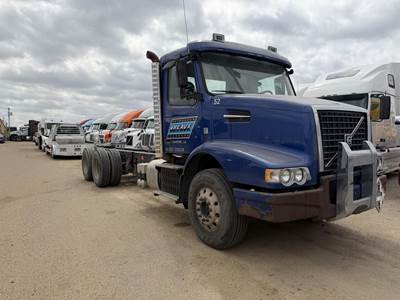 Volvo VHD64B300 Tandem Axle Cab & Chassis Truck - D11, 405HP, 12 Speed I Shift Amt
