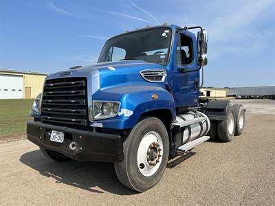 Freightliner 114SD Day Cab Truck - Detroit 455HP, 10 Speed Manual