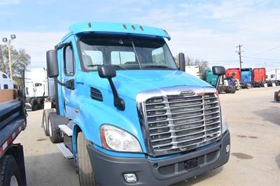 Freightliner Cascadia 113 Day Cab Truck - Detroit 450HP, 10 Speed Ultrashift Amt