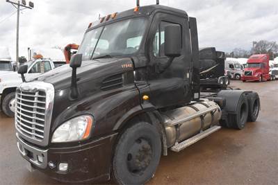 Freightliner Cascadia 113 Day Cab Truck - Cummins 425HP, 10 Speed Manual