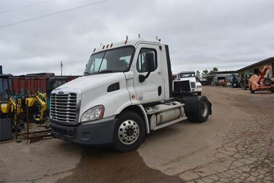 Freightliner Cascadia 113 Single Axle Day Cab Truck - Detroit 450HP, 9 Speed Manual