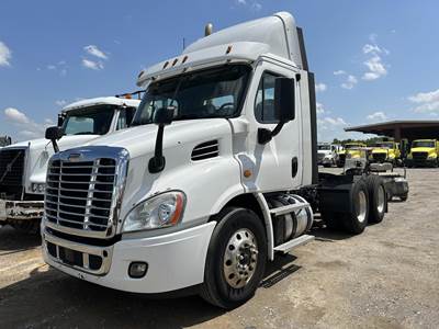 Freightliner Cascadia 113 Day Cab Truck - Detroit 435HP, 12 Speed Dt12 Amt