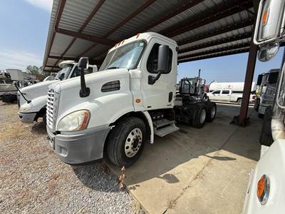 Freightliner Cascadia 113 Day Cab Truck - Detroit 450HP, 10 Speed Manual