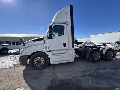 Freightliner Cascadia 116 Day Cab Truck - Detroit 455HP, 12 Speed Dt12 Amt