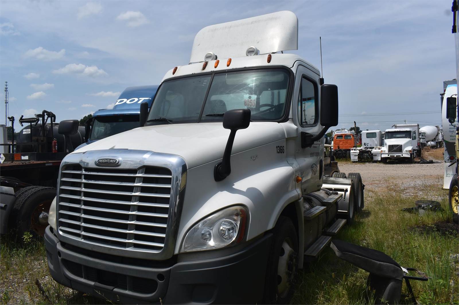 2011 Freightliner Cascadia 125 Day Cab Truck Detroit 450HP, 10 Speed