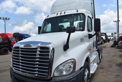 Freightliner Cascadia 125 Day Cab Truck - Detroit 450HP, 10 Speed Ultrashift Amt