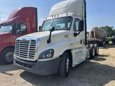 Freightliner Cascadia 125 Day Cab Truck - Detroit 450HP, 10 Speed Manual