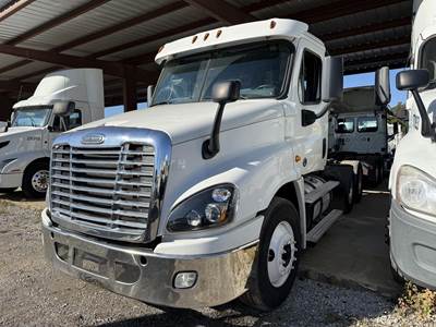Freightliner Cascadia 125 Day Cab Truck - Detroit 450HP, 10 Speed Ultrashift Amt