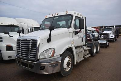 Freightliner Cascadia 125 Day Cab Truck - Detroit 410HP, 10 Speed Manual