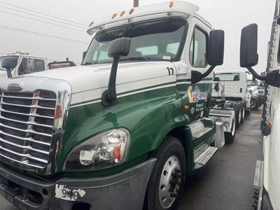 Freightliner Cascadia 125 Single Axle Day Cab Truck - Detroit 455HP, 10 Speed Manual