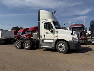 Freightliner Cascadia 125 Day Cab Truck - Detroit 450HP, 10 Speed Manual