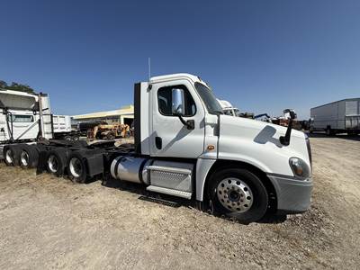 Freightliner Cascadia 125 Day Cab Truck - Detroit 455HP, 10 Speed Smart Advantage Amt
