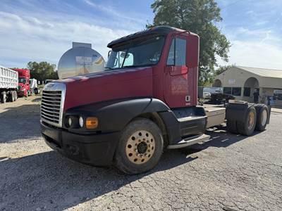 Freightliner Century Class 120 Day Cab Truck - Detroit 455HP, 10 Speed Manual