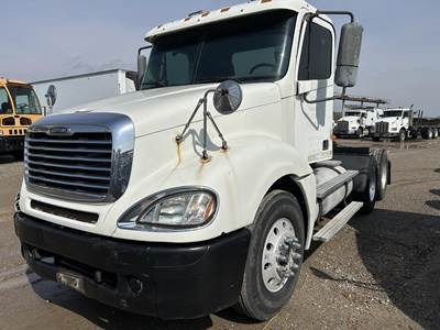 Freightliner Columbia 120 Day Cab Truck - Detroit 435HP, 10 Speed Manual