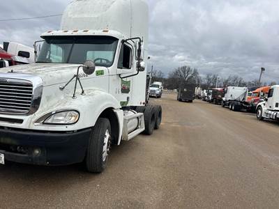 Freightliner Columbia 120 Day Cab Truck - Mercedes-Benz 450HP, 10 Speed Manual