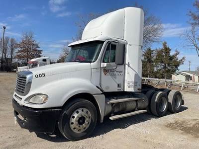 Freightliner Columbia 120 Day Cab Truck - Detroit 455HP, 10 Speed Manual