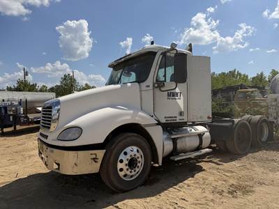Freightliner Columbia 120 Day Cab Truck - Detroit 455HP, 10 Speed Manual