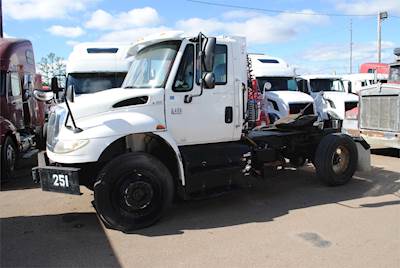 International DuraStar 4400 Single Axle Day Cab Truck - DT-466 300HP, Automatic