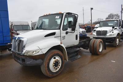 International DuraStar 4400 Day Cab Truck - DT466 300HP, Automatic