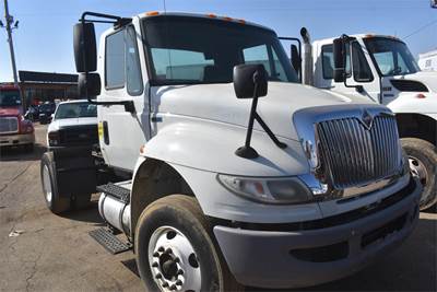 International DuraStar 4400 Single Axle Day Cab Truck - 300HP, Automatic