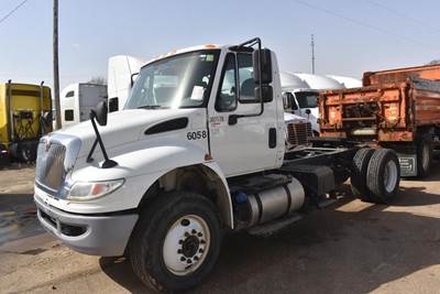 International DuraStar 4400 Single Axle Day Cab Truck - 300HP, Automatic