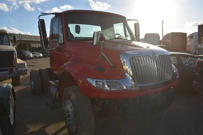 International DuraStar 4400 Single Axle Day Cab Truck - 300HP, Automatic