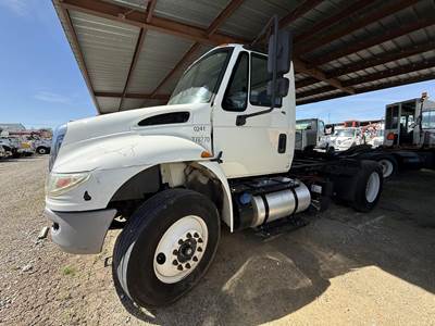 International DuraStar 4400 Single Axle Day Cab Truck - 300HP, Automatic