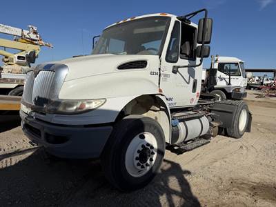 International DuraStar 4400 Single Axle Day Cab Truck - 300HP, Automatic