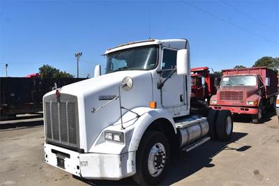 Kenworth T800 Day Cab Truck - Cummins 400HP, 10 Speed Manual