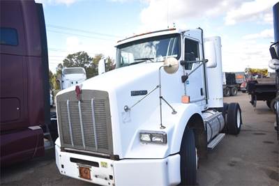 Kenworth T800 Day Cab Truck - Cummins 400HP, 10 Speed Manual