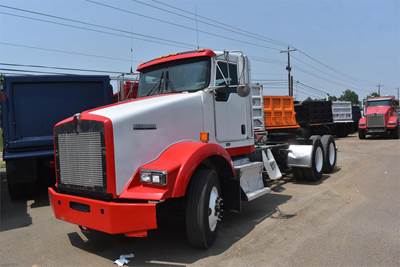 Kenworth T800 Day Cab Truck - Cummins 400HP, 10 Speed Manual