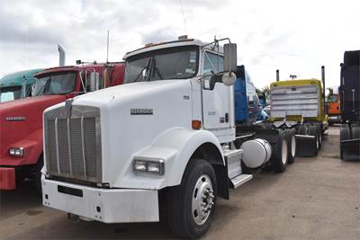 Kenworth T800 Day Cab Truck - Cummins 400HP, 10 Speed Manual