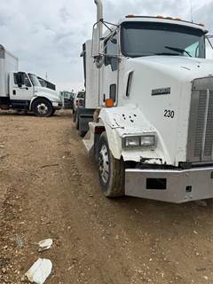 Kenworth T800 Day Cab Truck - Paccar 455HP, 10 Speed Ultrashift Amt