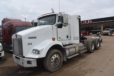 Kenworth T800 Day Cab Truck - Paccar 455HP, 10 Speed Ultrashift Amt