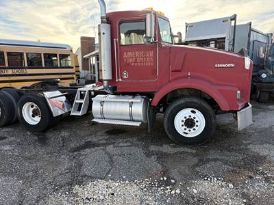 Kenworth T800 Day Cab Truck - Caterpillar 370HP, 10 Speed Manual