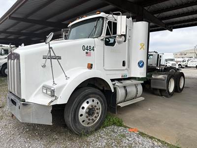 Kenworth T800 Day Cab Truck - Caterpillar 435HP, 10 Speed Manual