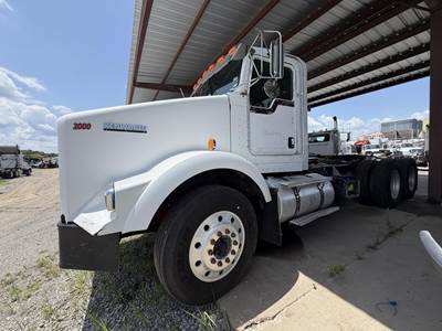 Kenworth T800 Day Cab Truck - Cummins 450HP, 10 Speed Manual